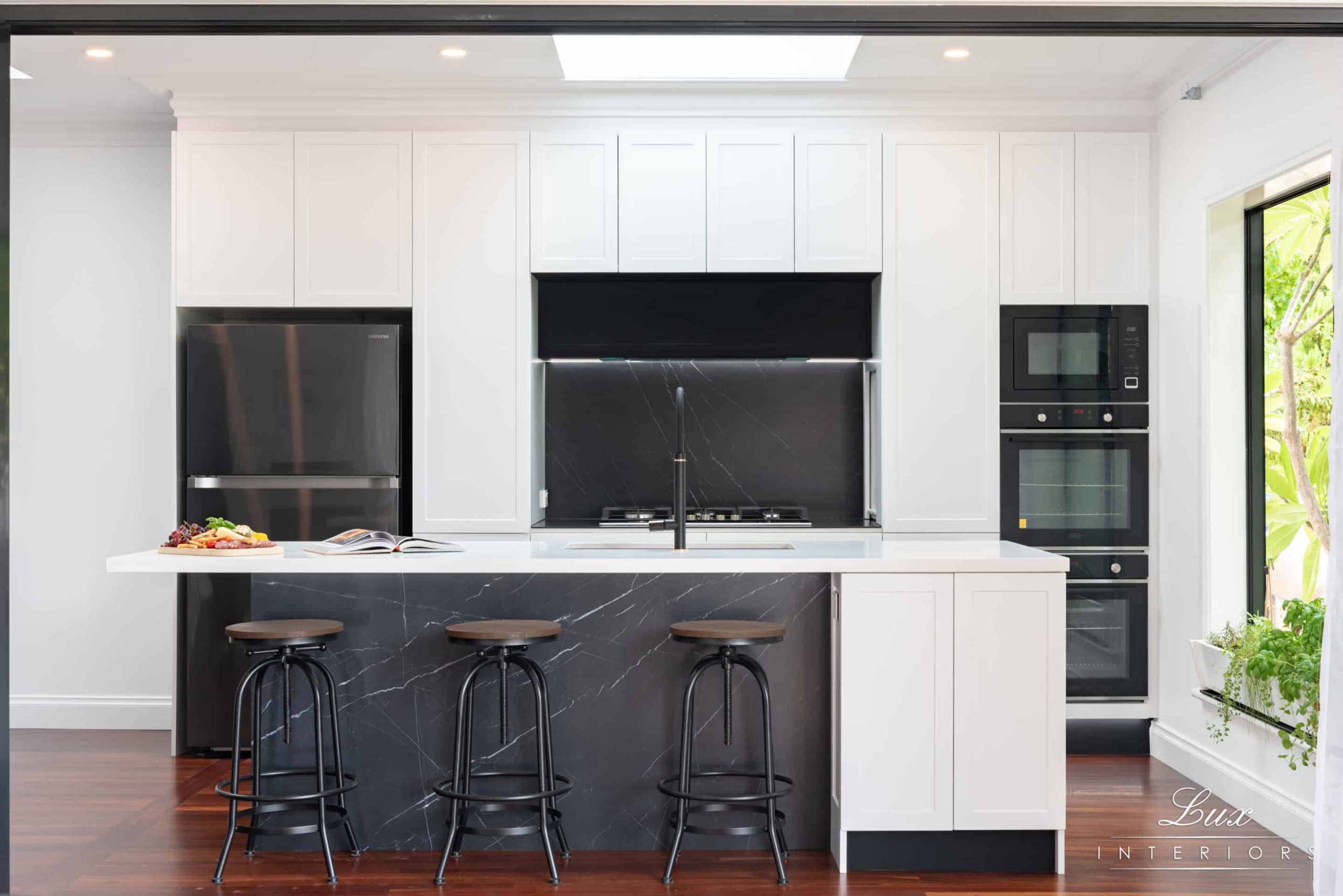 A photo of a kitchen area.