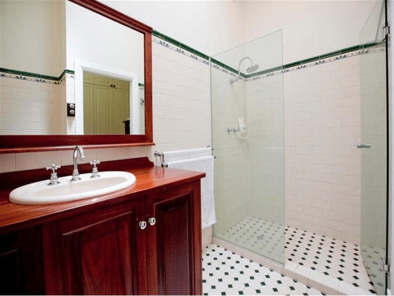 A photo of the bathroom, before it was renovated.